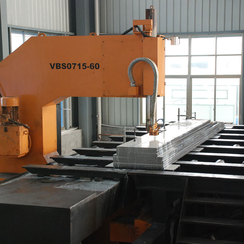 ચાર કોર મોલ્ડ મટિરિયલ્સ મોલ્ડ મેન્યુફેક્ચરિંગમાં વિવિધ કાર્યકારી પરિસ્થિતિઓ માટે ચોક્કસ ઉકેલો કેવી રીતે પ્રદાન કરે છે?